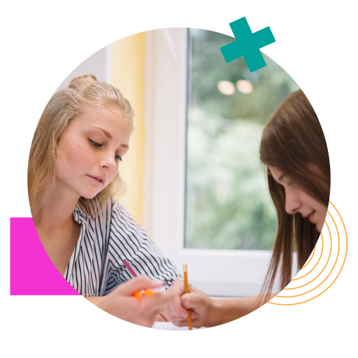 Alunos do Fundamental 2 participando de atividades na escola em Holambra, São Paulo