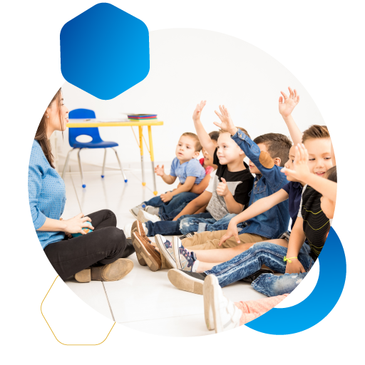 Crianças brincando em escola infantil em Holambra, São Paulo