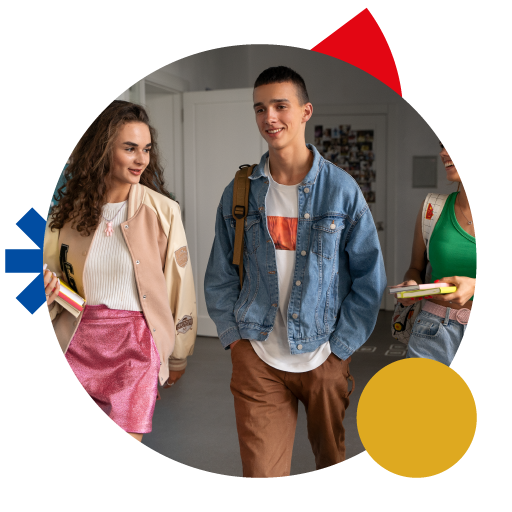 High School com alunos sorrindo no pátio