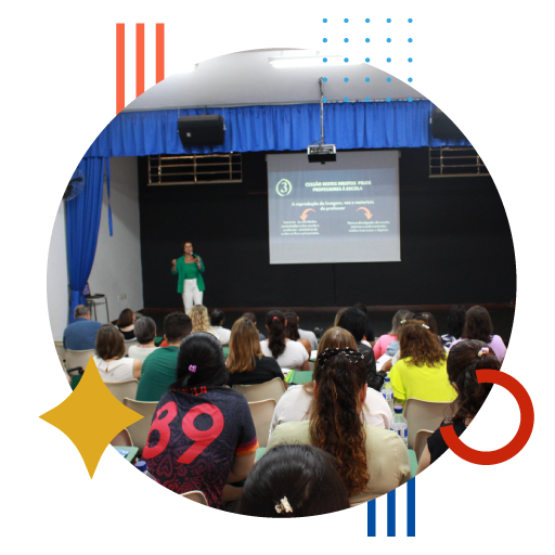 Auditório da Escola São Paulo em Holambra-SP com foco na proposta político-pedagógica e integração comunitária